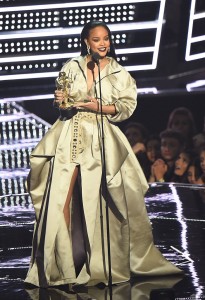 NEW YORK, NY - AUGUST 28: Rihanna accepts the The Video Vanguard Award during the 2016 MTV Video Music Awards at Madison Square Garden on August 28, 2016 in New York City. (Photo by Michael Loccisano/Getty Images)
