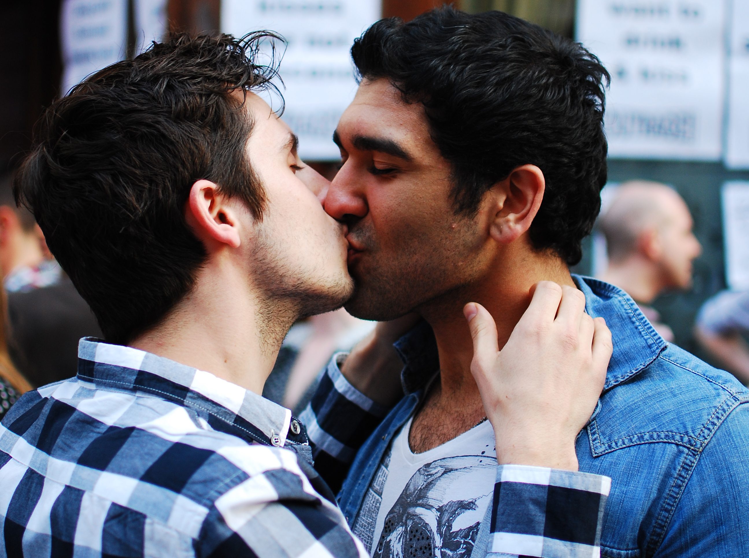 парень с парнем гей поцелуй фото 111