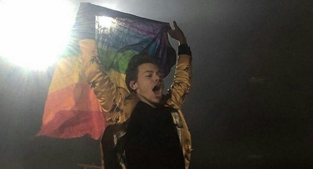  İzleyin: Harry Styles, LGBT’lerle İlgili Etkileyici Bir Konuşma Yaptı