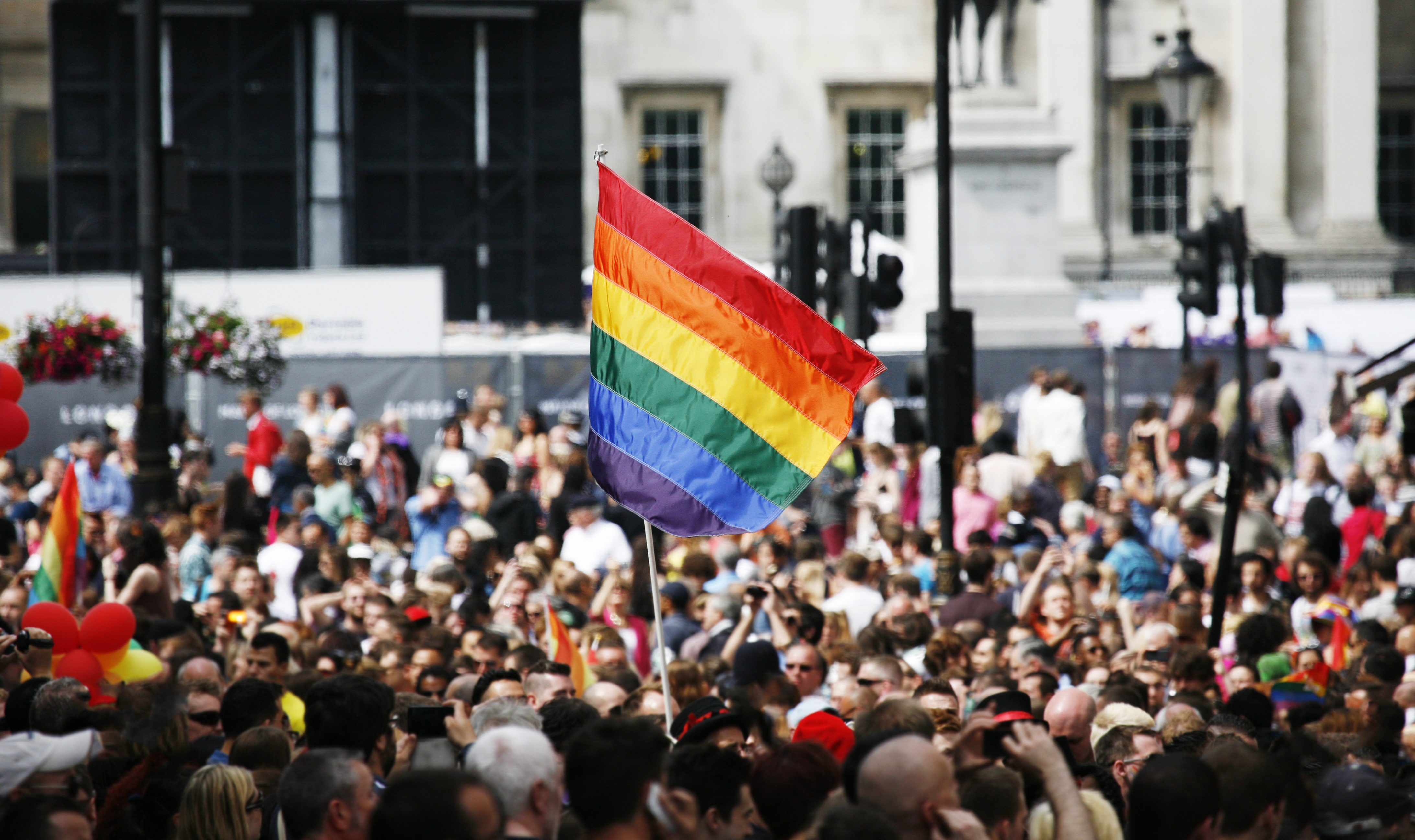  Fransa’dan Tarihi Karar: Eşcinsel Çiftlerin Eşit Haklara Sahip Olması İçin Artık Anne-Baba Yerine, Ebeveyn 1 ve Ebeveyn 2 Kullanılacak!
