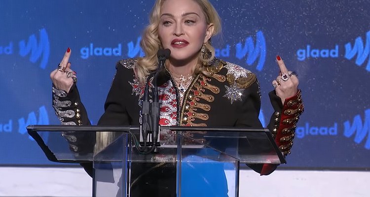  İzleyin: Madonna GLAAD Ödül Töreni’nde Konuştu: Farklı Olmak Problem Değil