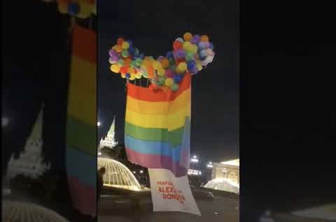  İzleyin: Eşcinsel Bir Sanatçı, Rusya’da Devasa Bir Pride Bayrağı Dalgalandırdı!